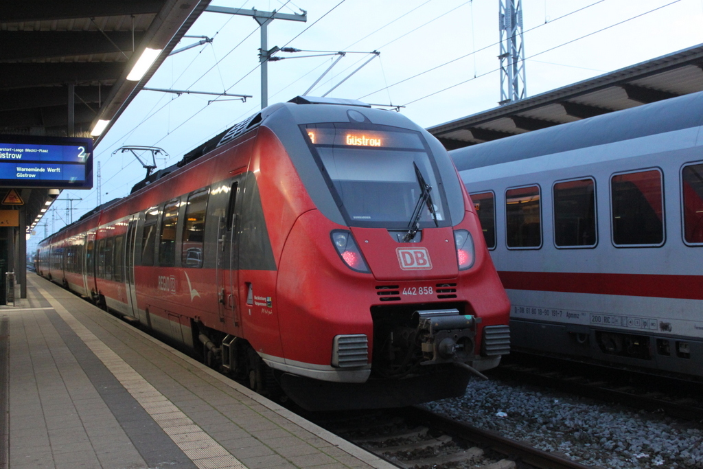 442 858 als S3(Warnemünde Werft-Güstrow)am Abend des 19.10.2019 im Rostocker Hbf.