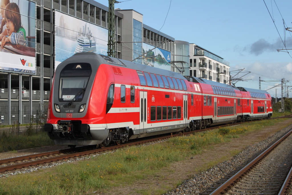 445 002-2+Twindexxwagen DBpza 782.1+445 010-5 als S3 von Warnemünde nach Güstrow bei der Einfahrt in Warnemünde-Werft.30.10.2017