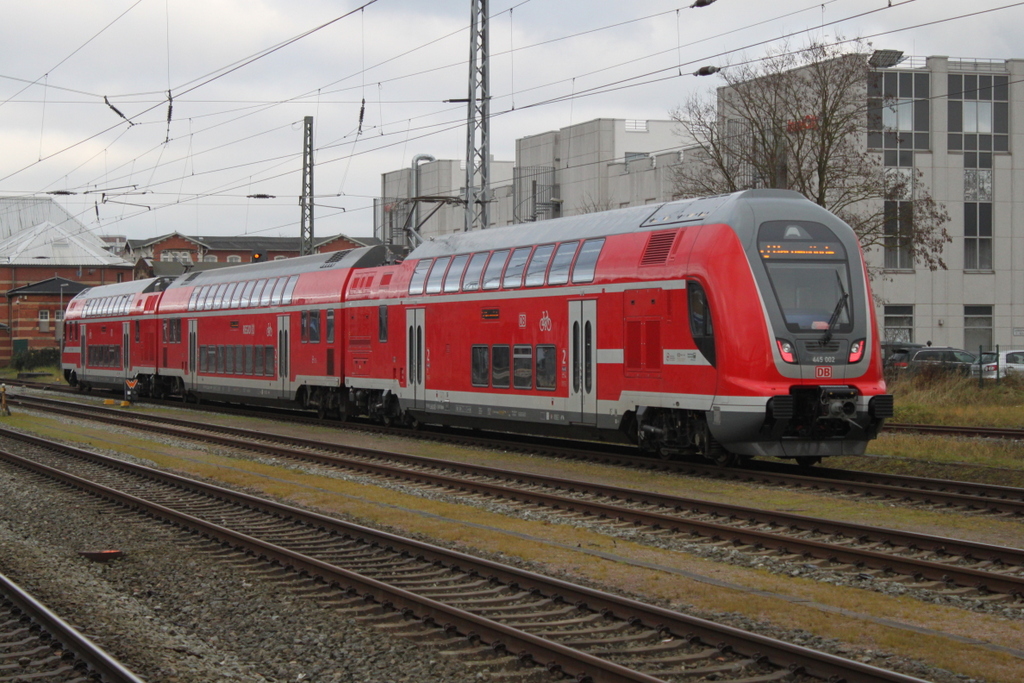 445 002-2+Twindexxwagen DBpza 782.1+445 010-5 als S3 von Güstrow nach Warnemünde bei der Einfahrt im Rostocker Hbf.01.12.2017