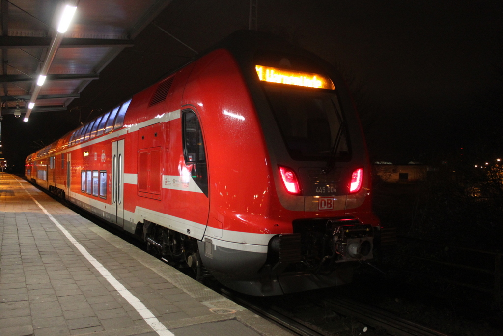 445 004-8+Twindexxwagen DBpza 782.1+445 010-5 als S1 von Rostock Hbf nach Warnemünde kurz vor der Ausfahrt im Hp Rostock-Holbeinplatz.08.12.2017