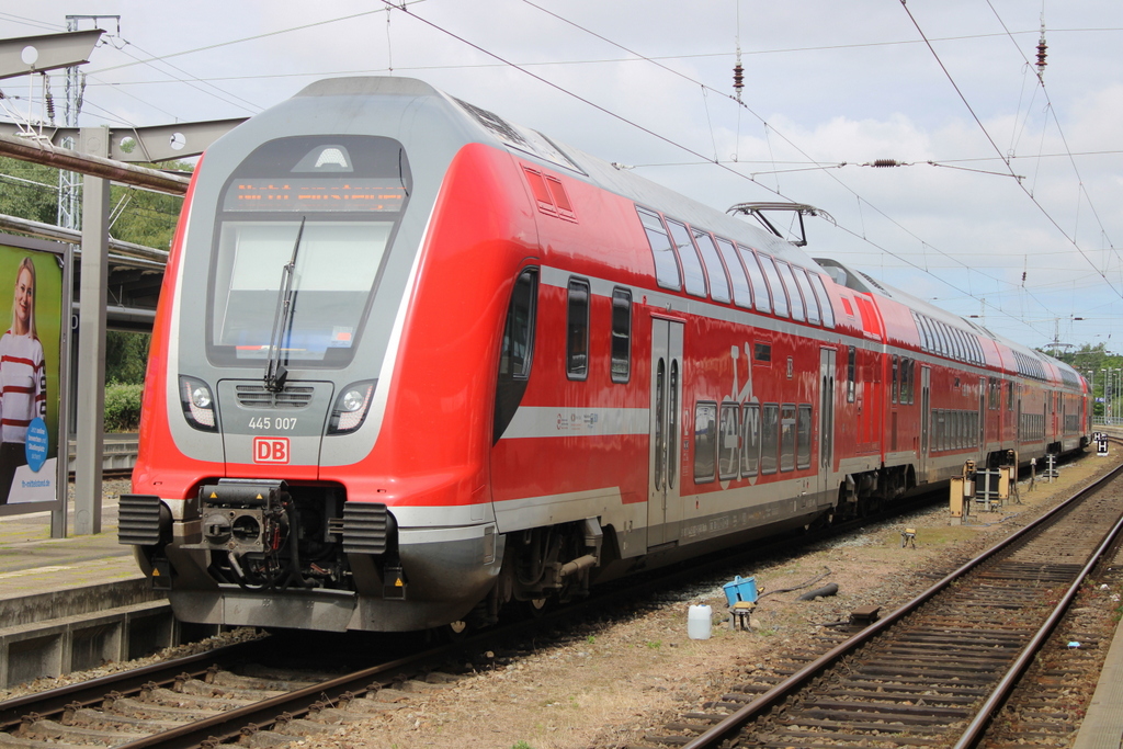 445 005 am Mittag des 21.06.2020 im Rostocker Hbf.