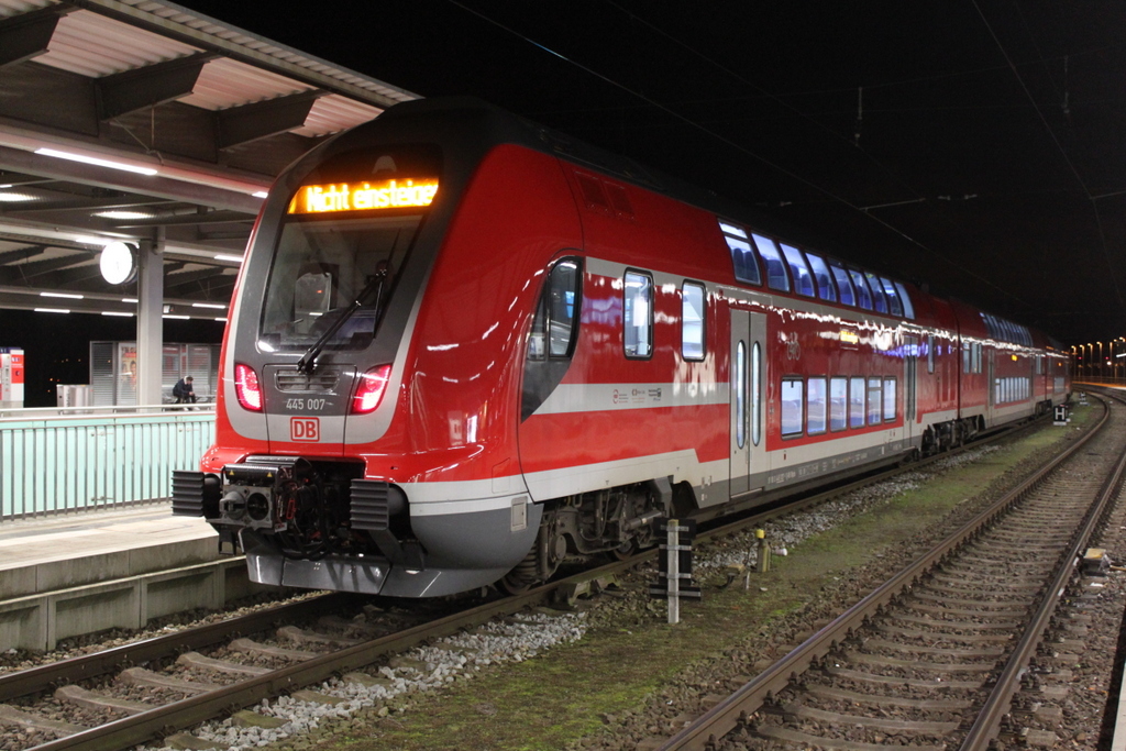 445 007+Twindexxwagen DBpza 782.1+445 009 als RE 4360 von Elsterwerda nach Rostock Hbf kurz nach der Ankunft im Rostocker Hbf.21.12.2017
