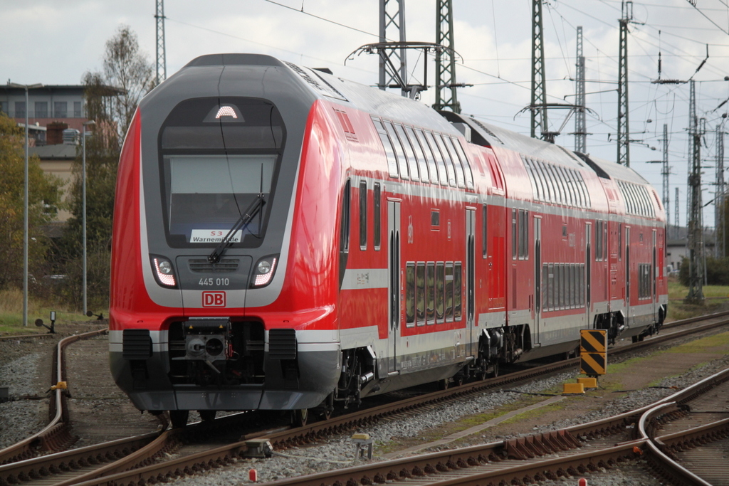 445 010-5+Twindexxwagen DBpza 782.1+445 002-2 als S3 von Güstrow nach Warnemünde bei der Einfahrt im Rostocker Hbf.30.10.2017 