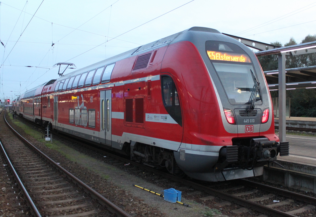 445 010 stand am Abend des 19.10.2019 als RE 5 von Rostock Hbf nach Elsterwerda im Rostocker Hbf, der Zug lief als 92407 bis Oranienburg.