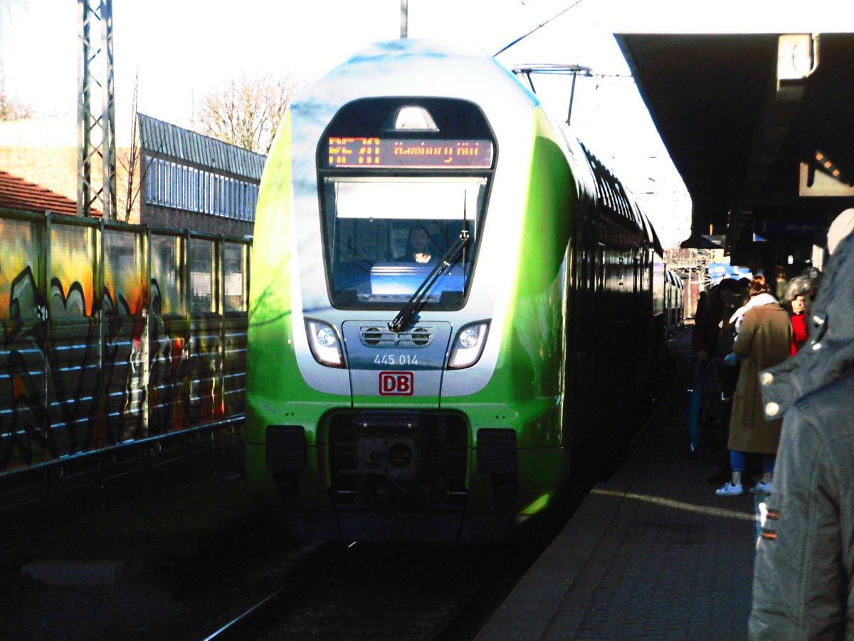 445 014 mit ziel Hamburg Hbf im Bahnhof Elmshorn am 7.1.18