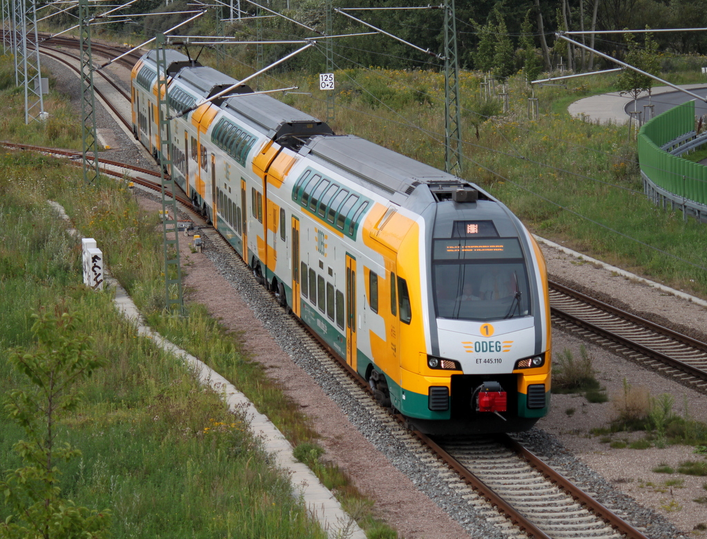 445 110-0 als ODEG-Sonderzug 2102 von Berlin-Lichtenberg nach Warnemnde bei der Duchfahrt in Warnemnde Werft.09.08.2014 