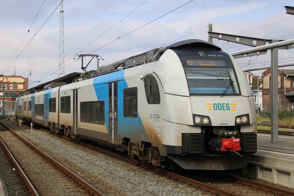 4746 304 als RE 9(76369)von Rostock Hbf nach Sassnitz kurz vor der Ausfahrt im Rostocker Hbf.