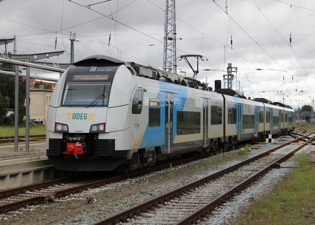 4746 304 als RE9 von Rostock Hbf nach Lietzow(Rügen)bei der Ausfahrt im Rostocker Hbf.27.08.2021