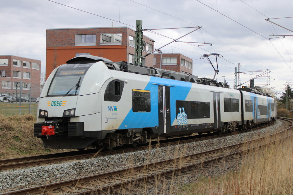 4746 307 als RE9 von Ostseebad Binz nach Rostock Hbf bei der Einfahrt im Rostocker Hbf