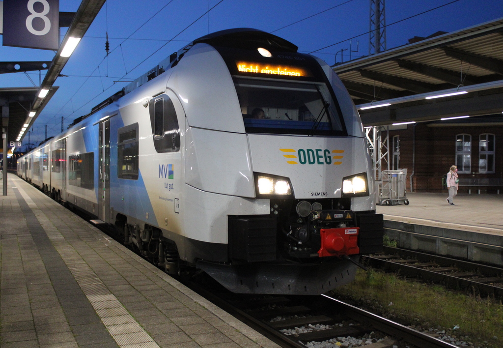 4746 801 stand am Abend als nicht einsteigen im Rostocker Hbf.29.10.2021