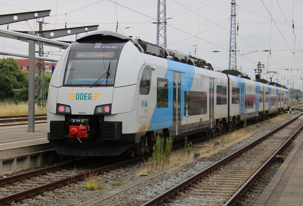 4746 807 als RE 63919(Rostock-Sassnitz)bei der Ausfahrt im Rostocker Hbf.01.07.2023