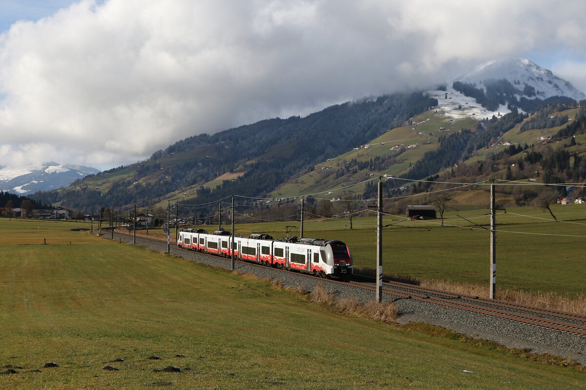 4748 041 aus W�rgl kommend am 18. November 2025 bei Kirchberg in Tirol.