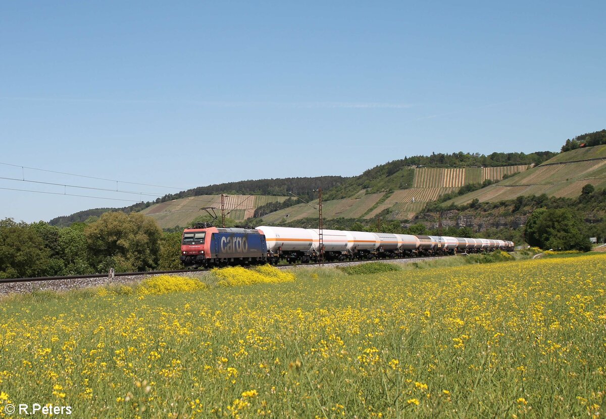 482 000-1 zieht ein Gaskesselzug bei Himmelstadt. 02.06.21