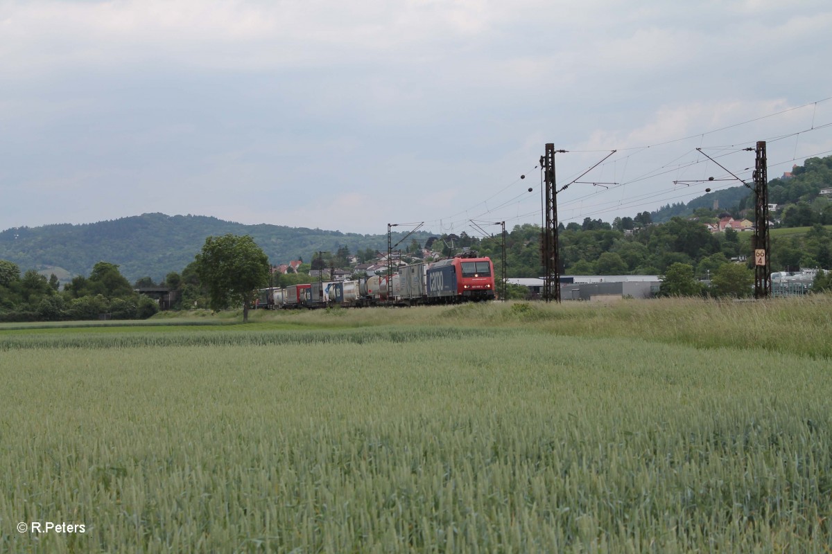 482 006-4 zieht kurz hinter Weinheim (Bergstrasse) einen sehr kurzen Wechselpritschenzug. 28.05.15