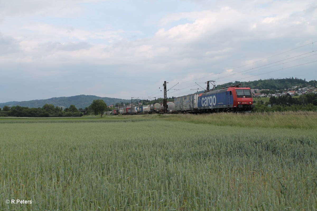 482 006-4 zieht kurz hinter Weinheim (Bergstrasse) einen sehr kurzen Wechselpritschenzug. 28.05.15