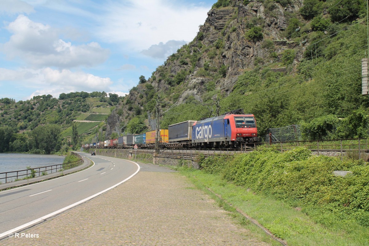 482 017-1 mit einem bunt gemischten Sattelauflieger kurz hinter der Loreley. 15.07.14