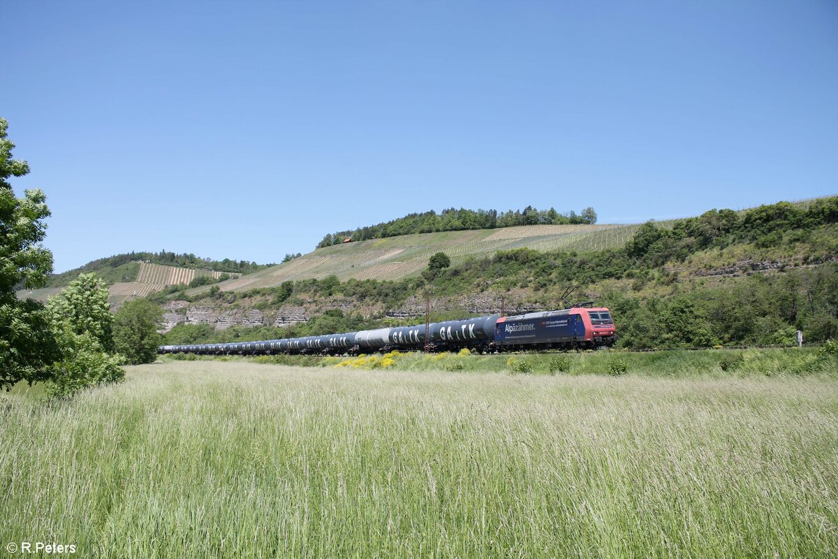 482 018-8  Alpäzähmer  zieht ein Kesselzug bei Himmelstadt gen Süden. 02.06.21