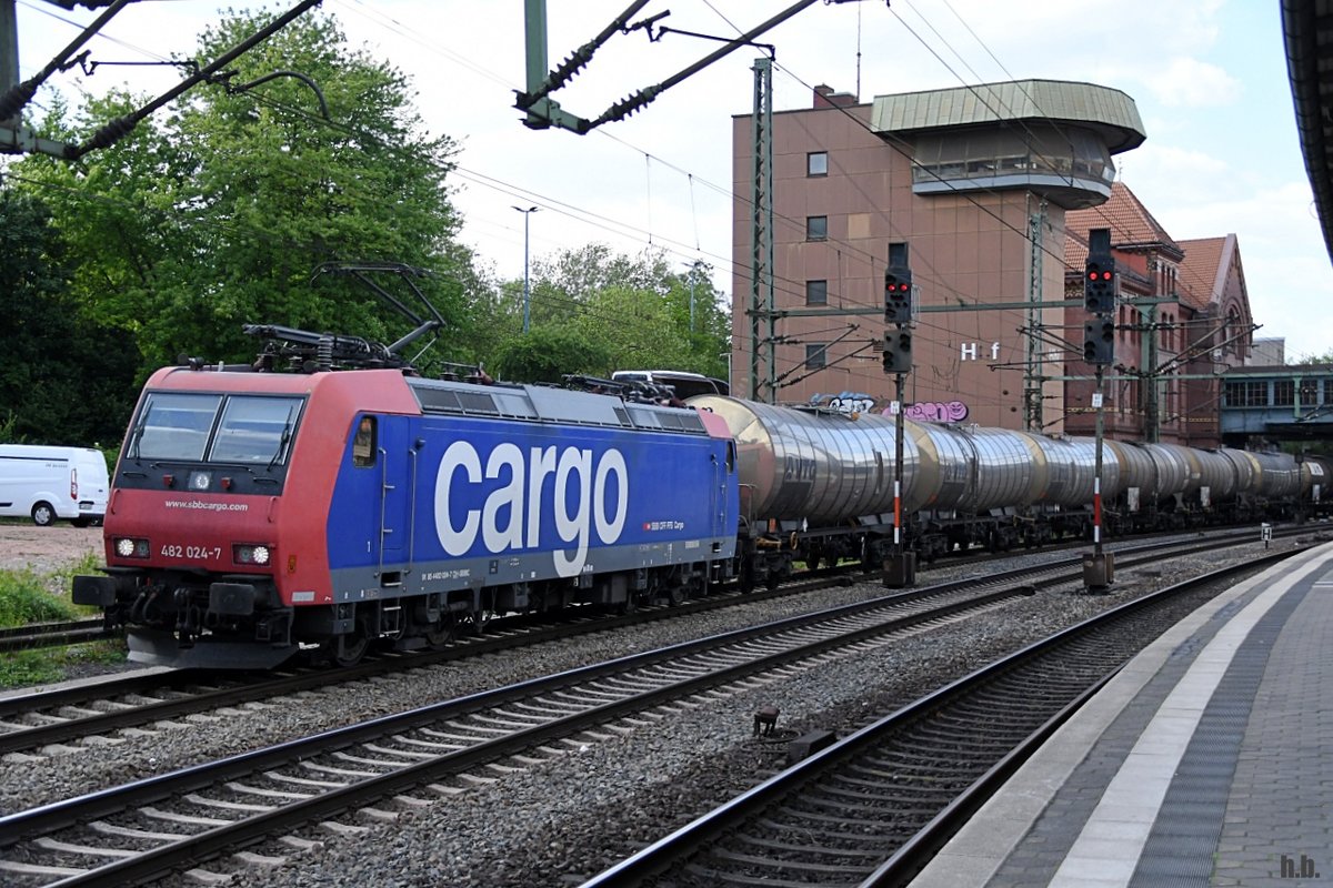 482 024-7 zog einen tanker durch hh-harburg,28.05.20