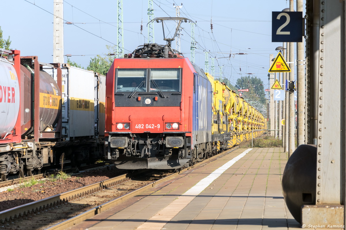 482 042-9 SBB Cargo mit einem Spitzke Arbeitszug in Calau (Niederlausitz) und fuhr weiter in Richtung Finsterwalde(Niederlausitz). 31.10.2015