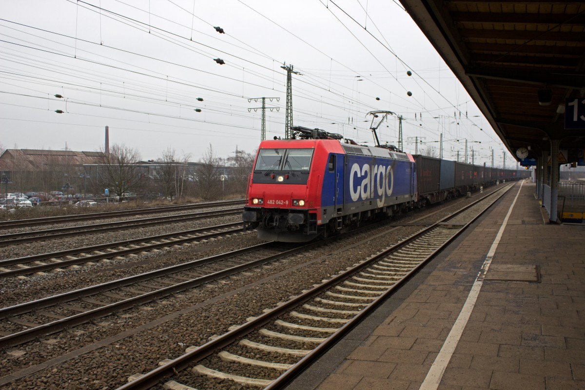 482 042 ist eine der Lokomotiven der SBB-Reihe 482, die für Mieteinsätze in Deutschland von Railpool vermarktet werden. Für welches Unternehmen sie hier am 19.02.15 unterwegs war, ist mir leider nicht bekannt.