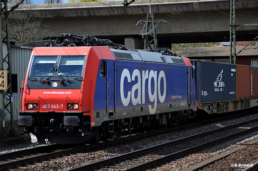 482 043-7 ist mit einen kastenzug durch hh-harburg gefahren,17.04.15