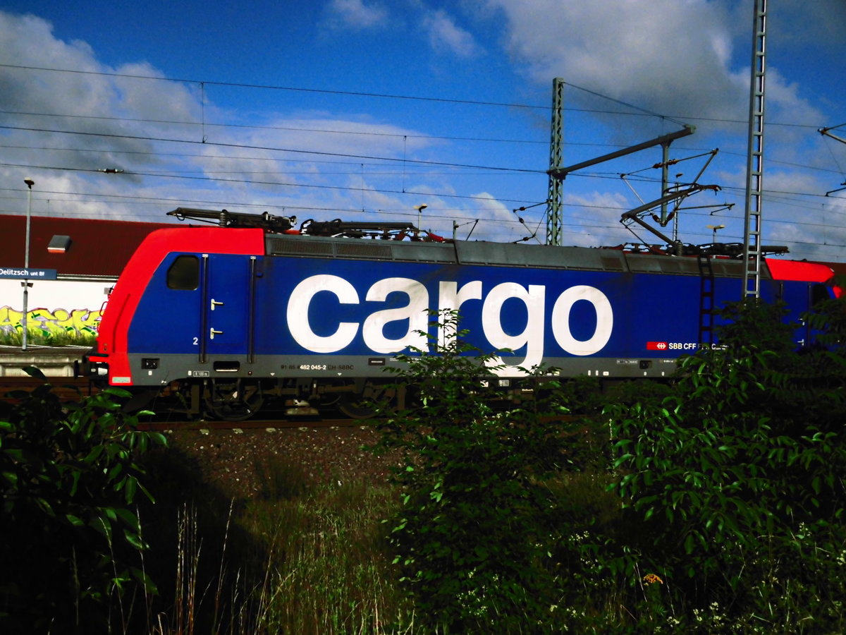 482 045 von SBB Cargo beim zwischenhalt in Delitzsch am 13.7.17