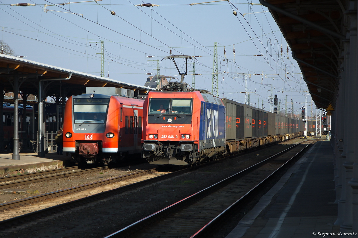 482 046-0 SBB Cargo für HSL Logistik GmbH mit einem black-boxx Containerzug in Stendal und fuhr weiter in Richtung Wolfsburg. 19.03.2015