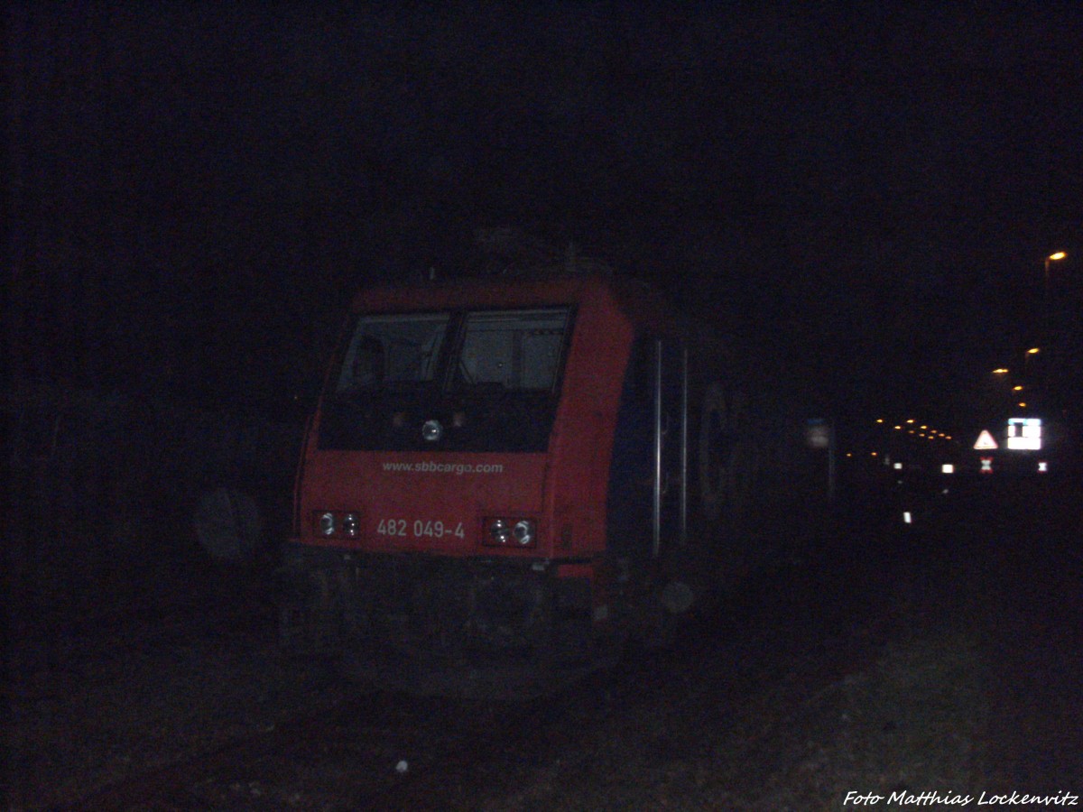 482 049-4 abgestellt vor dem Bahnbergang vom Stralsunder Nordhafen am Morgen des 6.12.14