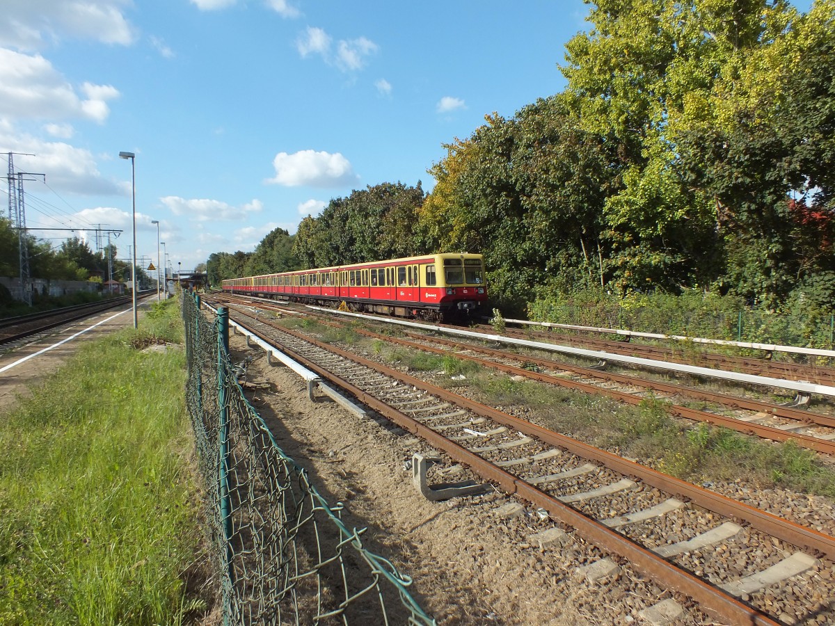 485 015 fhrt am Zugschluss einer Vierfachtraktion (=Vollzug) der Linie S3 in den Bahnhof Karlshorst ein.
S3 -> Ostkreuz