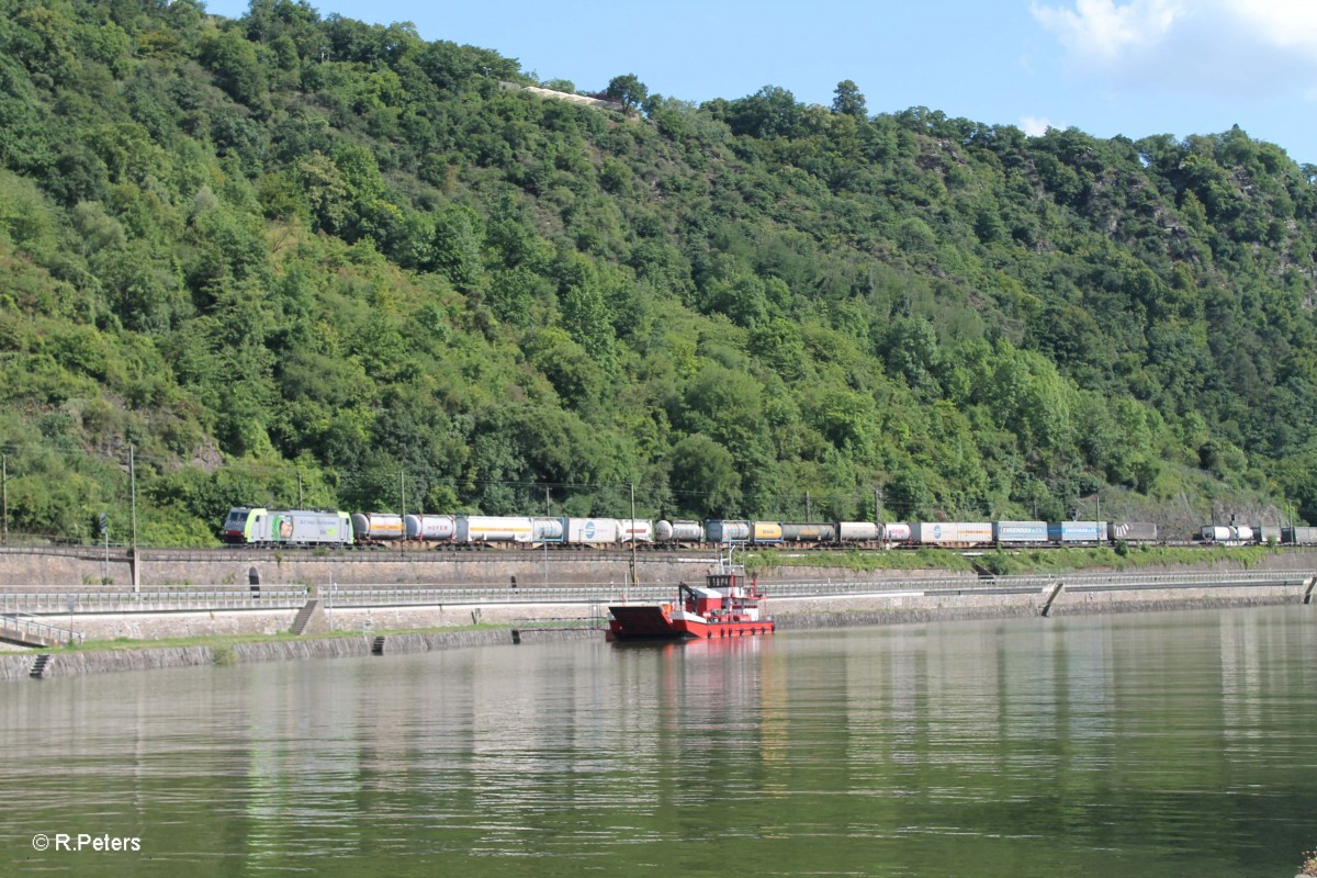 486 504-4 zieht bei St. Goarshausen ein Wechselpritschenzug in Richtung Koblenz. 16.07.14