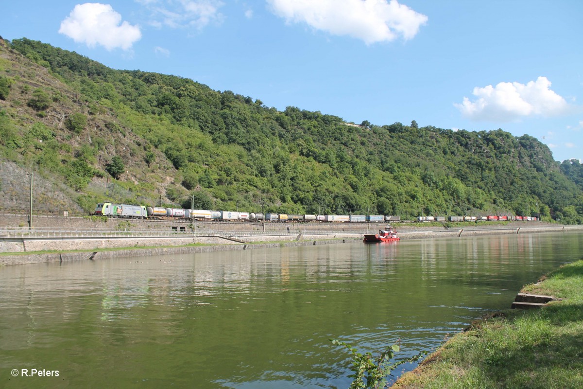 486 504-4 zieht bei St. Goarshausen ein Wechselpritschenzug in Richtung Koblenz. 16.07.14