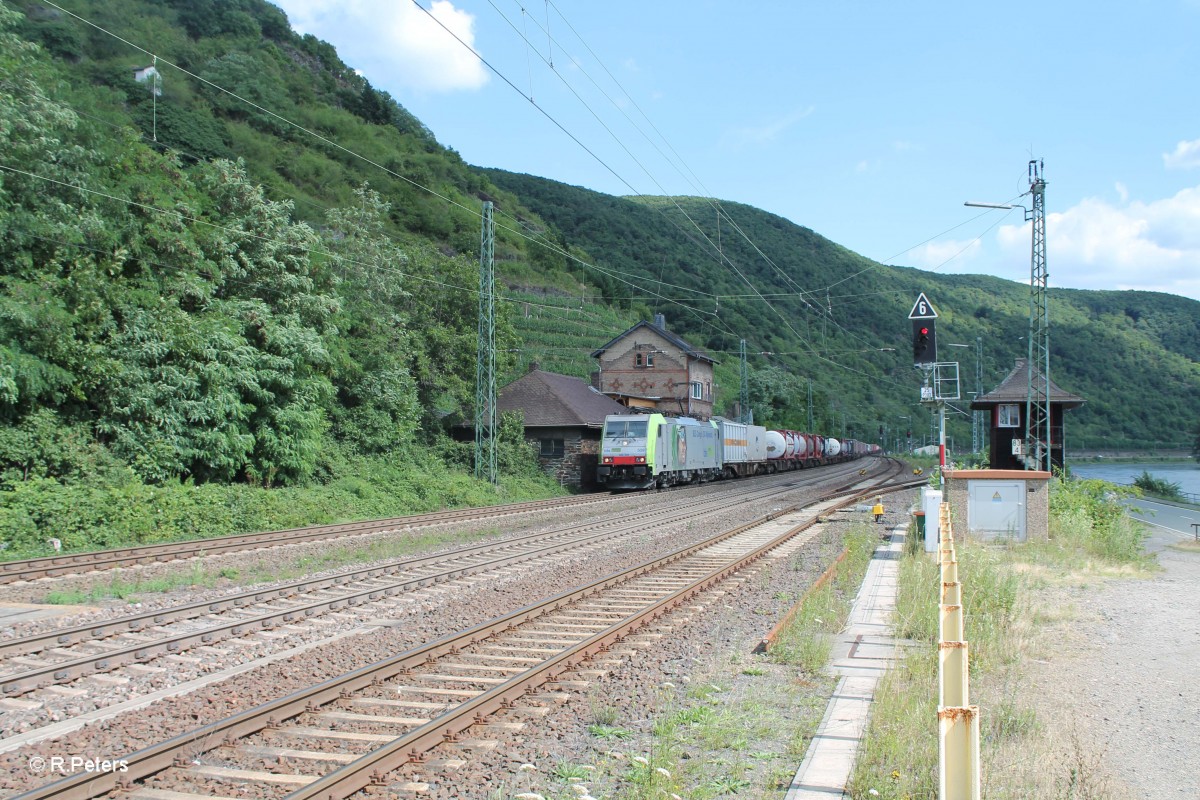 486 509 mit einem Wechselpritschenzug in Kaub. 15.07.14