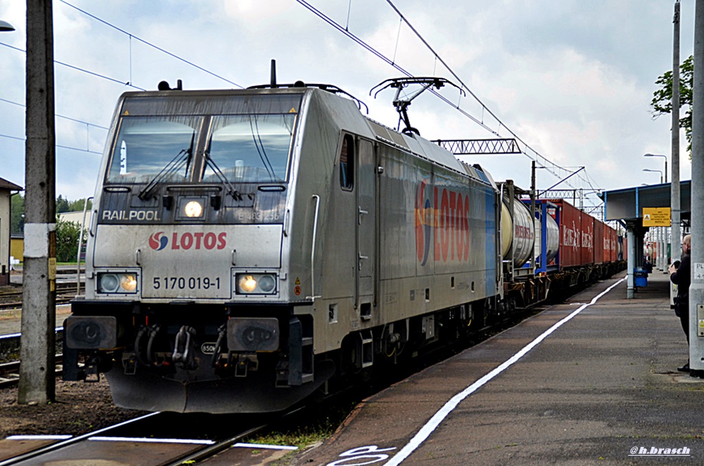 5 170 019-1 von railpool,zog einen containerzug durch rzepin,03.05.15