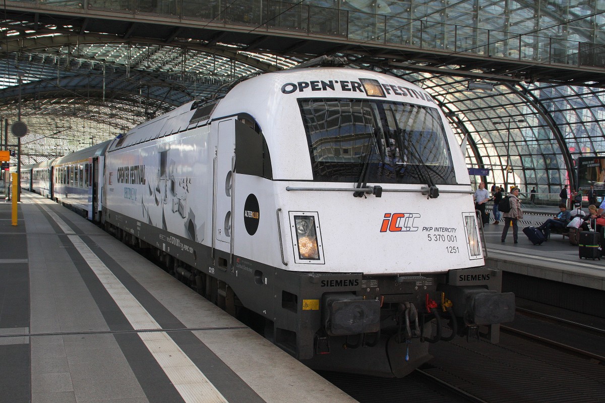 5 370 001 mit EC55 nach Gdynia Glowny am 27.08.2014 in Berlin Hbf