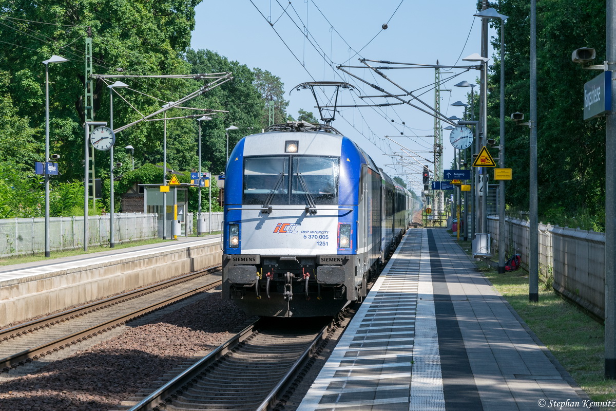 5 370 005 mit dem EC 44  Berlin-Warszawa-Express  von Warszawa Wschodnia nach Berlin Hbf, bei der Durchfahrt in Fangschleuse. 01.08.2015