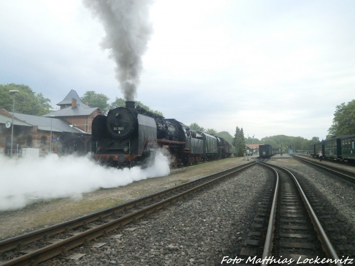 50 3501 bildet das Schlusslicht des berfhrungszuges beim verlassen des Putbusser Bahnhofs in Richtung Bergen auf Rgen am 31.5.15