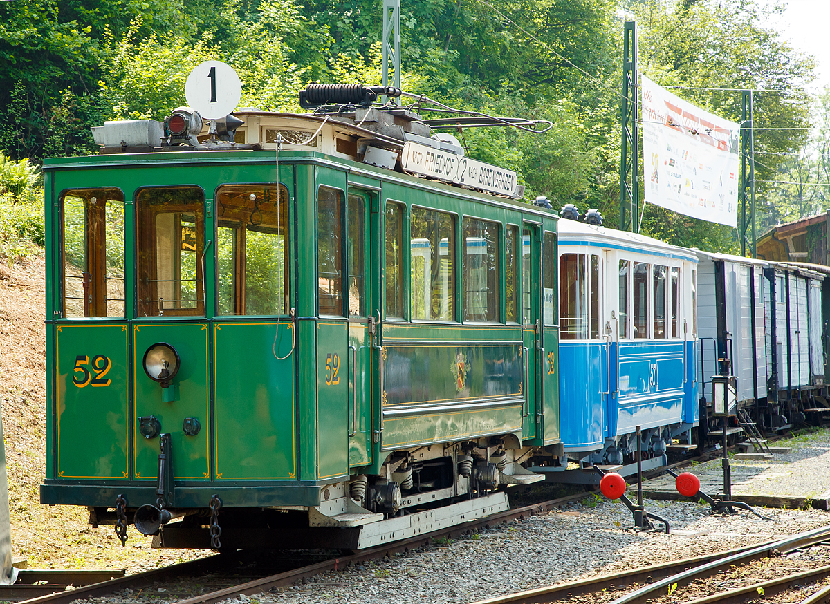 
50 Jahre BC - MEGA STEAM FESTIVAL der Museumsbahn Blonay–Chamby: Auch wenn Walter Ruetsch die Befürchtung hatte solche Straßenbahn-Triebwagen fänden bei diesem Dampffestival keine Beachtung, so fanden sie bei mir aber auch Beachtung:

Der Zweiachs-Motorwagen ex SSB Ce 2/2 52 (ehem. Triebwagen der Städtische Straßenbahnen Bern) hier am 19.05.2017 im Museumsareal Chaulin.  Dahinter der ex VMCV C2 57 (ehem. Beiwagen der Vevey Montreux Chillon Villeneuve)

Die erste Serie elektrischer Zweiachs-Motorwagen Ce 2/2 1 - 24 kam 1901 in Betrieb. Sie waren bei einem Achsabstand von 2,0 Metern nur 8,48 Meter lang. Bis 1955 wurden sie alle abgebrochen. Um dem stetig steigenden Fahrzeugbedarf zu genügen, beschaffte die Städtische Straßenbahn Bern von 1906 bis 1914 einen verbesserten Motorwagentyp mit einem Achsstand von 3,2 Metern, von SWS (Elektrik von MFO). Die Wagen bekamen die Nummern 25 - 53. Sie wurden mehrmals umgebaut und erhielten dabei verschieden starke Motoren. Die Inbetriebnahme der zweiten Standardwagenserie Be 4/4 121 - 130 im Jahre 1960 führte zur Verschrottung von schwachmotorisierten Wagen der Serie 25 - 53, während einige noch als Reserve überlebten. 

Der SSB Ce 2/2 52, ab 1948 SVB Ce 2/2 52 (Städtische Verkehrsbetriebe Bern), wurde 1914 von SWS (Schweizerische Wagons- und Aufzügefabrik AG) gebaut, die elektrische Ausrüstung ist von MFO (Maschinenfabrik Oerlikon). Er ging1968 als Geschenk von den Städtischen Verkehrsbetrieben Bernan die Museumsbahn Blonay–Chamby. Mitte der 1980er Jahre wurde er dort in den Ursprungszustand restauriert, zudem musste die vorhandene Elektrik von 600 Volt DC auf 1000 V DC umgebaut werden.

Außer dem SSB Ce 2/2 52 überlebte von den Berner Zweiachs-Motorwagen nur noch der Wagen 37 die verschiedenen Verschrottungsaktionen. Dieser  wird vom Tramverein Bern (TVB) betreut und ist Eigentum von Bernmobil (Städtische Verkehrsbetriebe Bern).

TECHNISCHE DATEN:
Inbetriebsetzung: 1914 
Hersteller : SWS, MFO  
Karosserie: Holz, Stahl
Spurweite: 1.000 mm
Betriebsart: Einrichtungsbetrieb
Achsstand:  3.200 mm
Eigengewicht: 12,2 t 
Leistung: 2 x 38 kW = 76 kW  (zuletzt in Bern 95 kW)
Höchstgeschwindigkeit: 35 km/h  
Steuerung : Direktkontroller  
Plätze: 20 Sitzplätze und 32 Stehplätze
Treibraddurchmesser:   860 mm
Übersetzung:   1:3,90
Stromsystem: heute 1000 V DC, ursprünglich 600 Volt DC (Gleichstrom)
Stromabnehmer: Lyrastromabnehmer

Ich hoffe sehr dass das Museum und die Museumsbahn in 25 Jahren auch eine 75 Jahr Feier feiern kann und dann noch so viel Beachtung findet. Ich wünsche mir sehr dass wir dieses dann auch alle wieder miterleben dürften.