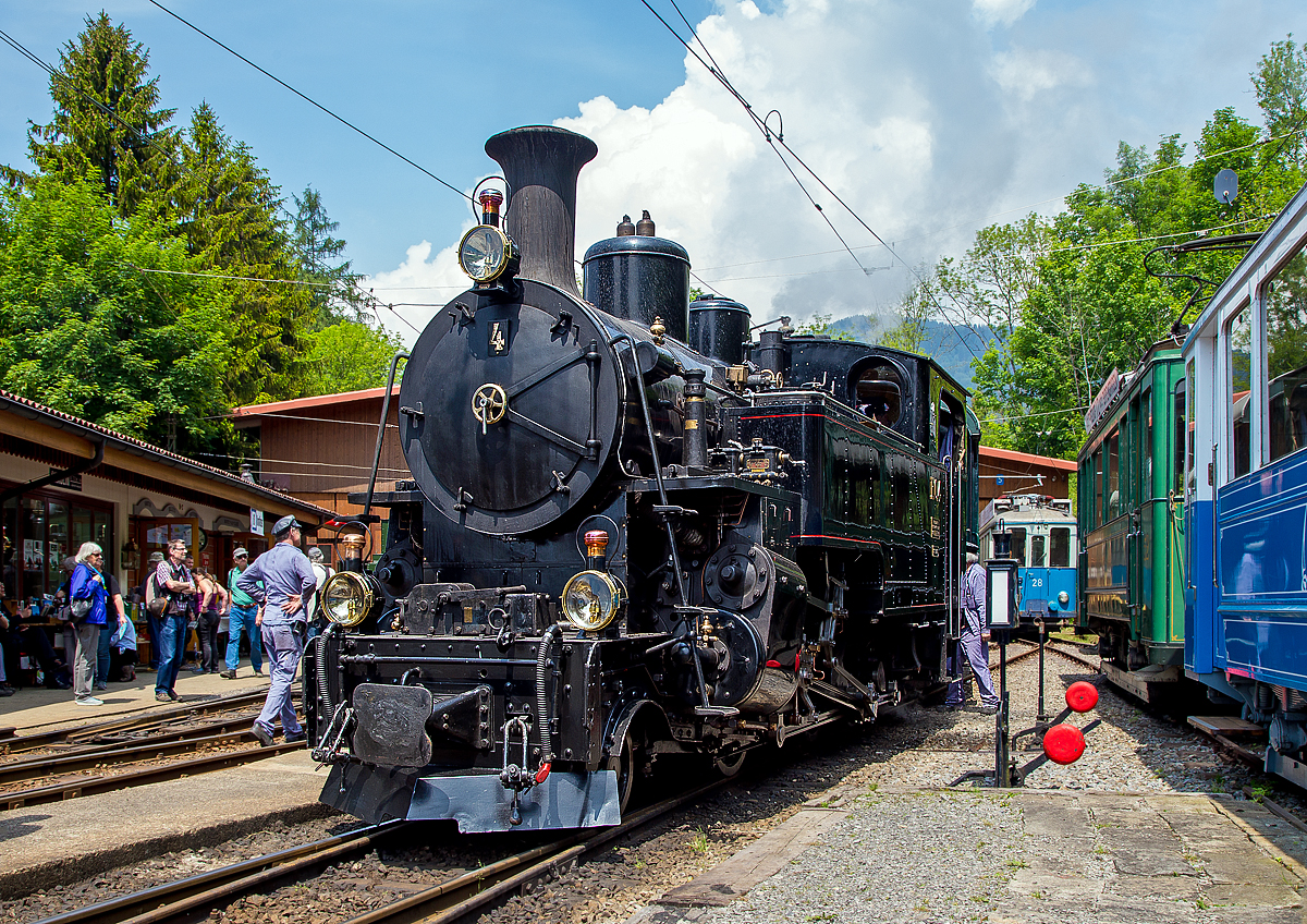 
50 Jahre BC - MEGA STEAM FESTIVAL der Museumsbahn Blonay–Chamby:
Die DFB HG 3/4 Nr. 4, ex B.F.D. 4 (Brig-Furka-Disentis, später FO - Furka-Oberalp), hier als F.O. 4 beschildert, steht am auf dem Museums-Areal der Museumsbahn Blonay-Chamby.

Die B.F.D. HG 3/4 ist eine von zehn von der Schweizerische Lokomotiv- und Maschinenfabrik (SLM) gebauten Dampflokomotiven für gemischten Adhäsions- und Zahnradbetrieb für die Brig-Furka-Disentis. Diese hier wurde 1913 unter der Fabriknummer 2318 gebaut.

Geschichte:
Die damalige Bahngesellschaft Brig-Furka-Disentis (BFD) beschaffte in den Jahren 1913 und 1914 zur Betriebsaufnahme ihrer Strecke bei der Schweizerischen Lokomotiv- und Maschinenfabrik Winterthur (SLM) die 10 Dampflokomotiven HG 3/4 Nr. 1-10, ausgeführt als Heissdampf-Vierzylinderverbund-Maschinen mit getrenntem Adhäsions- und Zahnradantrieb nach „System Abt“.

Die 10 Dampflokomotiven gingen 1926 an die als Nachfolgegesellschaft der BFD gegründete Furka-Oberalp-Bahn (FO) über und leisteten bis zum Abschluss der Elektrifikation im Jahre 1942 auf der gesamten 100 km langen Strecke Brig-Disentis zuverlässig ihren Dienst.

1947 wurden die Lokomotiven Nr. 1, 2, 8 und 9 nach Indochina (heutiges Vietnam) verkauft, wo Sie auf der Strecke Song Pha – Dalat bis in die Siebzigerjahre im Einsatz standen. In einer beispiellosen Aktion wurden die 4 Lokomotiven, soweit noch vorhanden, im Jahre 1990 durch die DFB in die Schweiz zurückgeholt. Nach der vom Reichsbahnausbesserungswerk Meiningen ausgeführten Aufarbeitung stehen die beiden Lok Nr. 1 und 9 seit 1993 wieder an der Furka (bei der DFB)  im Einsatz. Die Lok 9 durchläuft  zurzeit in der DFB Revisionswerkstatt in Chur auf Frondienstbasis eine Totalrevision R3.

Als einzige der 10 Lokomotiven hat die Lok 4 ihre Heimat nie verlassen. Sie wurde von der FO als fahrleitungsunabhängiges Triebfahrzeug bis in das Jahr 1972 eingesetzt und schließlich in Münster remisiert. Nach einer in den Achtziger Jahren durch Mitglieder des Oberwalliser Eisenbahnamateur Klubs (OEAK) erfolgten Aufarbeitung kam sie von 1990-1997 gelegentlich auf den Adhäsionsabschnitten Brig-Mörel und Niederwald-Oberwald für Extrafahrten zum Einsatz.

1997 konnte die DFB die Lok 4 als Leihgabe der FO übernehmen und unterzog sie in rund 18.000 freiwilligen Arbeitsstunden durch eigene Fachspezialisten in der Werkstatt Chur einer grundlegenden Revision.

Seit 2006 verkehrt die Lok 4 im Originalzustand wieder an der Furka.

Am 12.08.2010, dem Tag der Wiedereröffnung des letzten DFB-Streckenabschnitts Gletsch-Oberwald, wurde die Lok F.O.4 von der Matterhorn Gotthard Bahn (MGB, entstanden aus der Fusion der beiden Bahngesellschaften FO und BVZ) der DFB als Geschenk definitiv übergeben.

TECHNISCHE DATEN:
Länge über Puffer: 8.754 mm
Dienstgewicht: 42 t
Triebraddurchmesser:	910 mm
Laufraddurchmesser:	600 mm
Zahnrad Teilkreis: 688 mm
Zahnrad Zähne/Teilung: 18 Zähne / 120 mm (Abt 2-lamellig)
Anhängelast 110 ‰ Steigung: 60 t
Max. Geschwindigkeit Adhäsion:	45 km /h
Max. Geschwindigkeit Zahnrad: 20 km/h
Leistung:	600 PS (440 kW)
	
Antrieb:	
System: Getrennte Adhäsions- & Zahnradmaschine nach System Abt als Heissdampf Vierzylinderverbundmaschine
Bremsen: Vakuumbremse, Riggenbach'sche Gegendruckbremse
Steuerung Adhäsion: Walscherts Kolbenschieber
Steuerung Zahnrad: Joy Kolbenschieber
Zylinderdurchmesser Adhäsion:	420 mm
Zylinderdurchmesser Zahnrad:	560 mm
		
Kessel:
Kesseldruck: 14 bar
Rostfläche / Heizfläche:1,3 m² / 63 m²
Siede- / Rauchrohre:	95 / 15 Rohre
Kesselwasser-Inhalt:	2,6 m³
Wasservorrat: 3,15 m³
Kohlenvorrat: ca. 1,3 t
