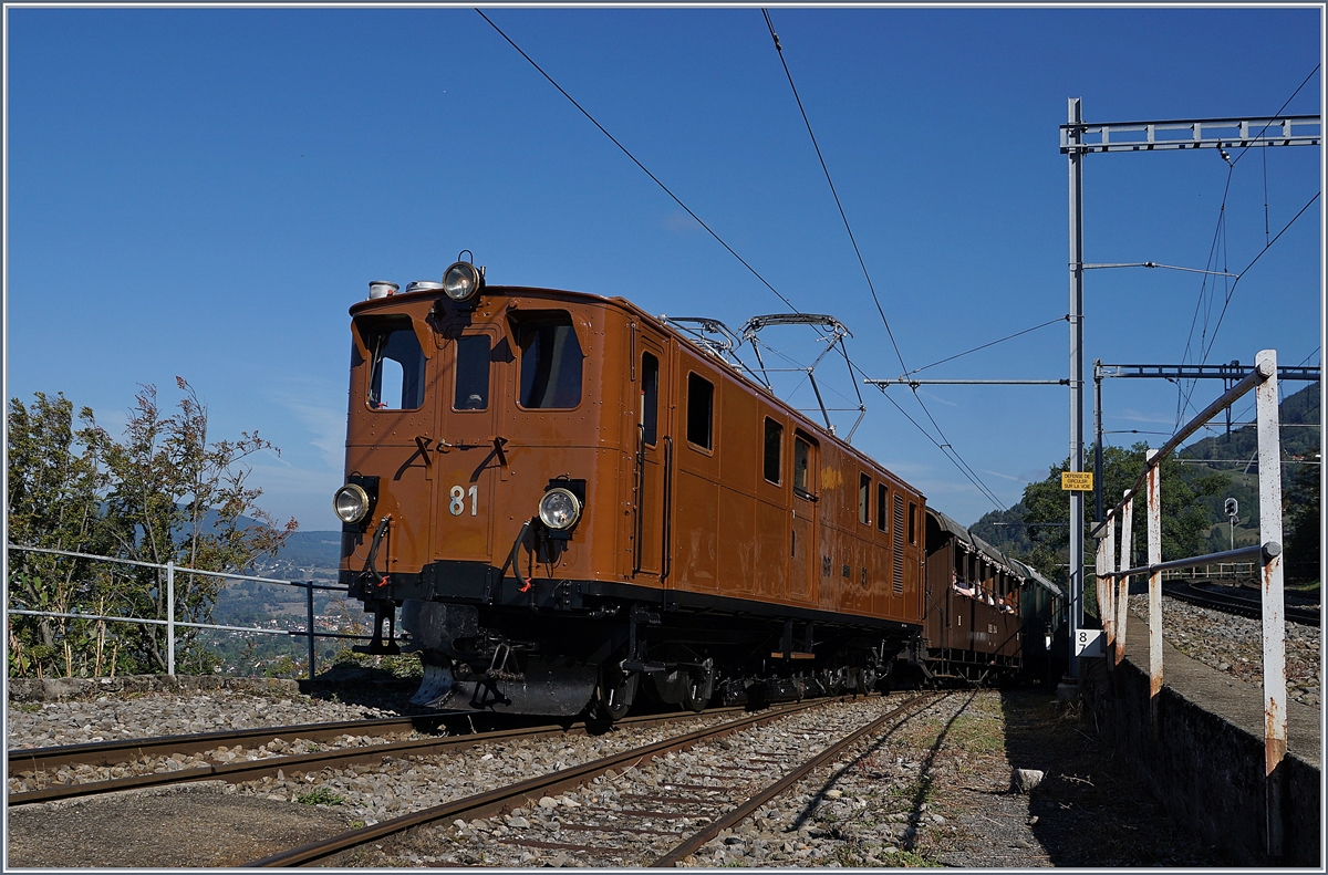 50 Jahre Blonay Chamby - MEGA BERNINA FESTIVAL: Die Bernina Bahn (BB) Ge 4/4 81 (ex Ge 6/6 81 bzw. ab Ge 4/4 81) erreicht mit dem B-C Zug 8107E von Blonay kommend den Bahnhof Chamby.
8. Sept. 2018