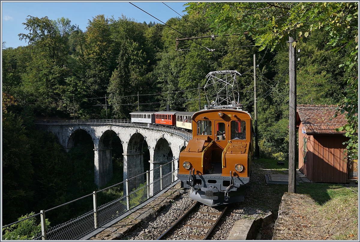 50 Jahre Blonay Chamby - MEGA BERNINA FESTIVAL: Die RhB Ge 2/2 Asnin / Eselchen leistet dem Rhb ABe 4/4 35 auf der Fahrt von Blonay nach Chamby Vorspann. Das Bild entstand am 15. Sept. 2018 bei  Vers-chez-Robert .