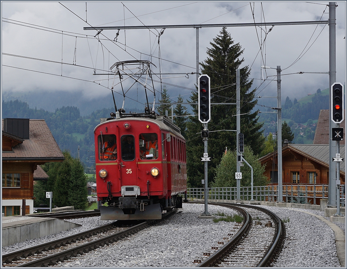 50 Jahre Blonay Chamby - Bündnertag im Saaneland: Der Bernina ABe 4/4 I 35 rangiert in Gstaad.
14. Sept. 2018