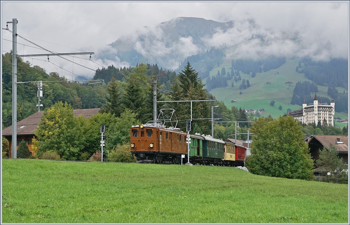 50 Jahre Blonay Chamby - Bündnertag im Saaneland: Die BB Ge 4/4 81 (RhB Ge 4/4 181) verlässt Gstaad mit ihre Extrazug für eine Fahrt nach Rougemont und Zurück. 
14. Sept. 2018 