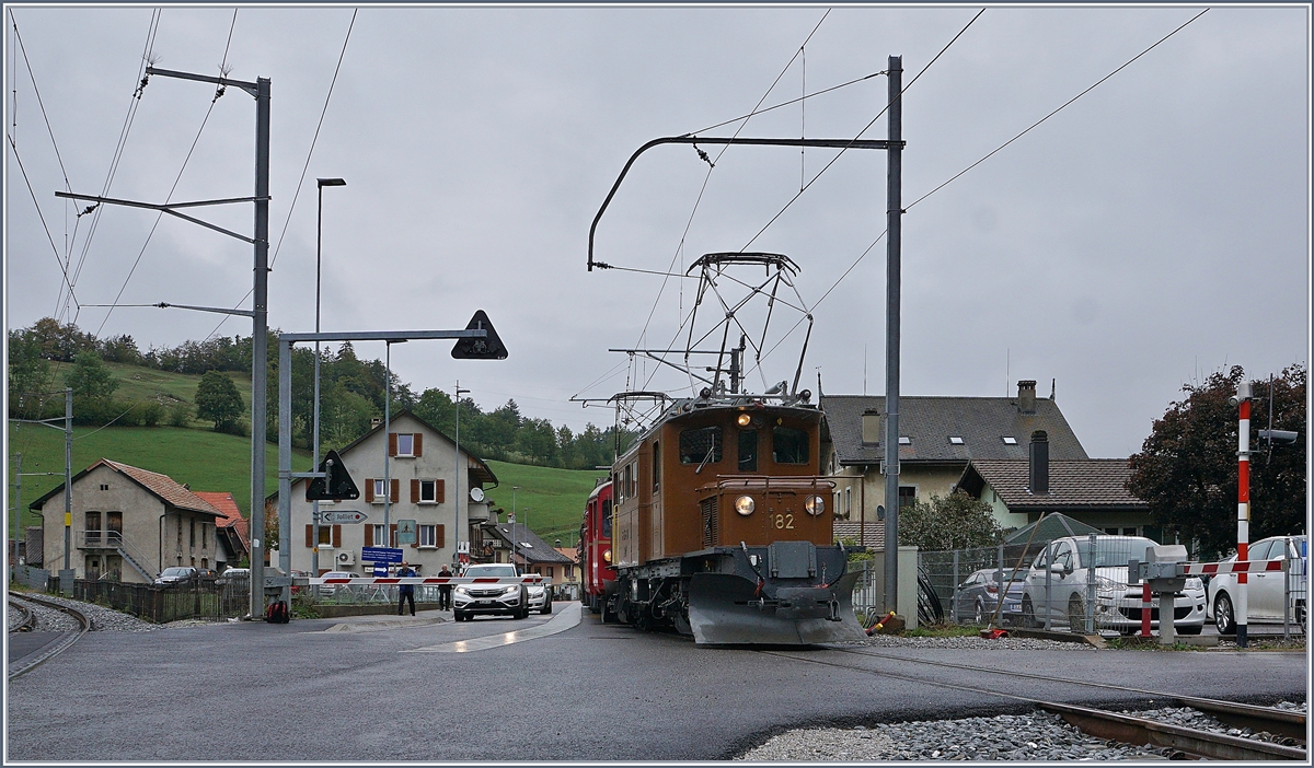 50 Jahre Blonay Chamby - MEGA BERNINA FESTIVAL -  Bündner Tag im Saaneland : Die RhB Ge 4/4 182 fährt mit ihrem Extrazug von Bulle nach Gstaad in Montbovon ein.
14. Sept. 2018