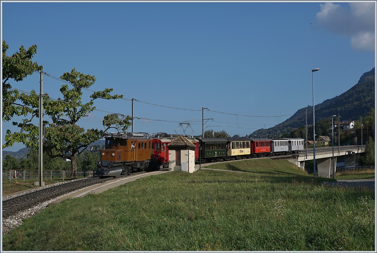 50 Jahre Blonay Chamby - MEGA BERNINA FESTIVAL: Das RhB Bernina Krokodil Ge 4/4 182 und der RhB ABe 4/4 35 sind mit dem Riviera Belle Epoque bei Châtelard VD unterwegs nach Montreux.
15. Sept. 2018