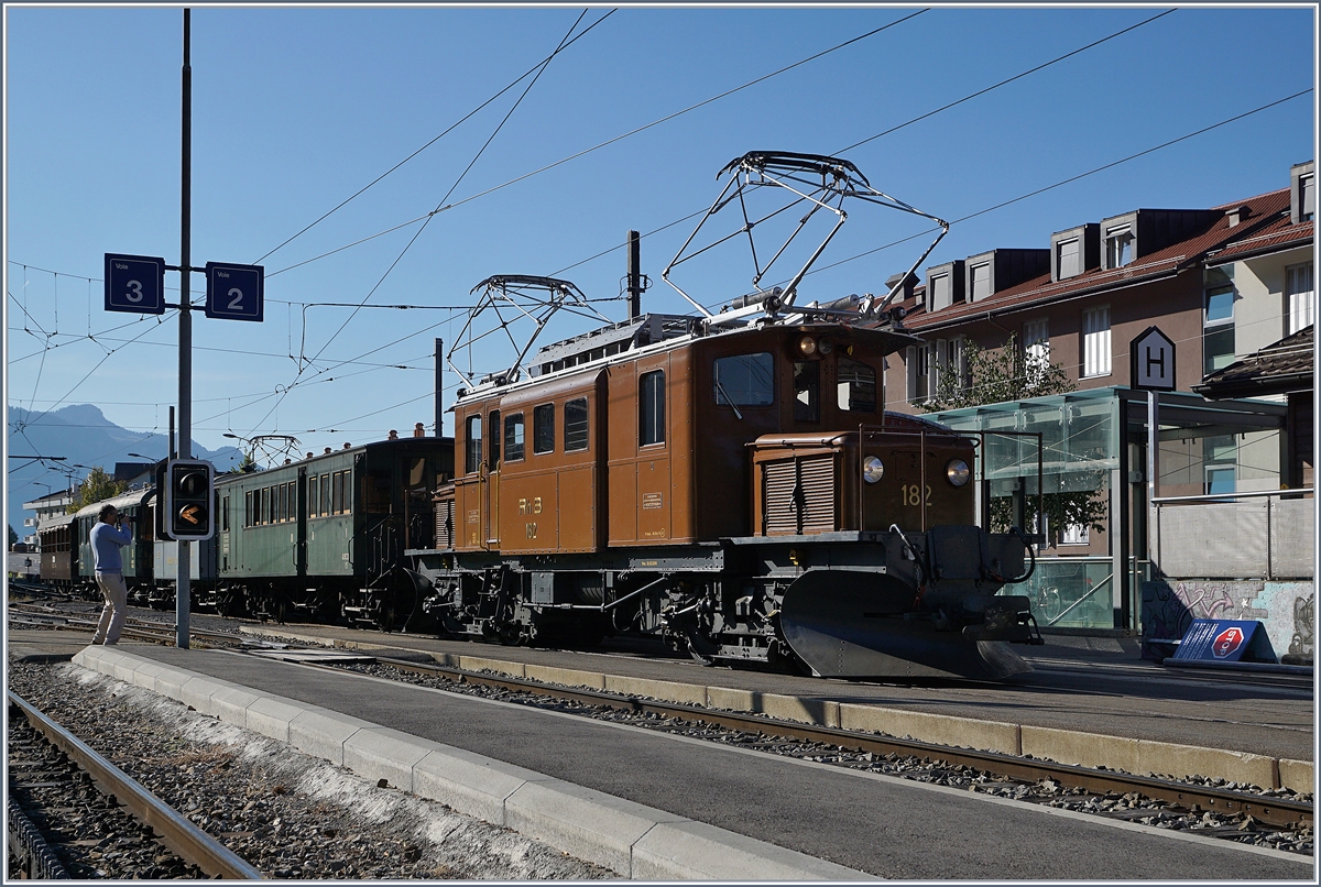 50 Jahre Blonay Chamby - MEGA BERNINA FESTIVAL: das Bernina Krokodil Ge 4/4 182 hat Blonay erreicht und ein Detail am Rande (rechts im Bild) zeigt, dass es von Vorteil war die Chefin des Verkehrsdepartements zur Eröffnung der Festlichkeiten einzuladen: Etliche Schilder wurden entfernt! (Mittlerweile sind sie wieder an ihrem Platz).
9. Sept. 2018