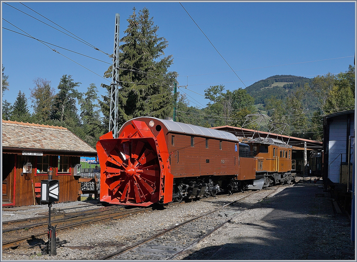 50 Jahre Blonay Chamby - MEGA BERNINA FESTIVAL: Die RhB Berninabahn Ge 4/4 182 mit der Dampfschleuder in Chamby - Jetzt fehlt nur noch der Schnee...

9. Sept. 2018