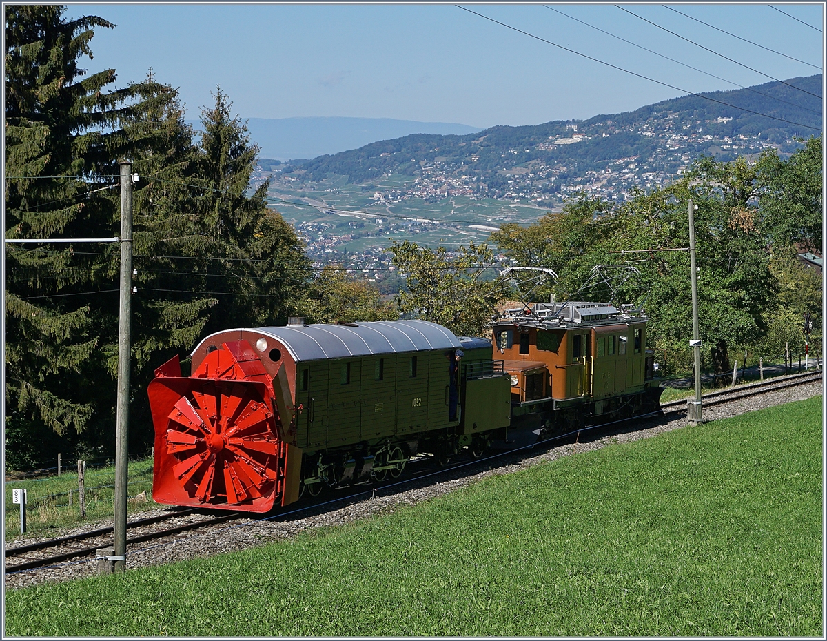 50 Jahre Blonay Chamby - MEGA BERNINA FESTIVAL: die RhB Ge 4/4 182 zieht die RhB Dampfschneeschleuder X rot d 9214 (1052) bis Vers-chez-Robert.
Das Bild entstand am 9. Sept. 2018 in Chaulin.