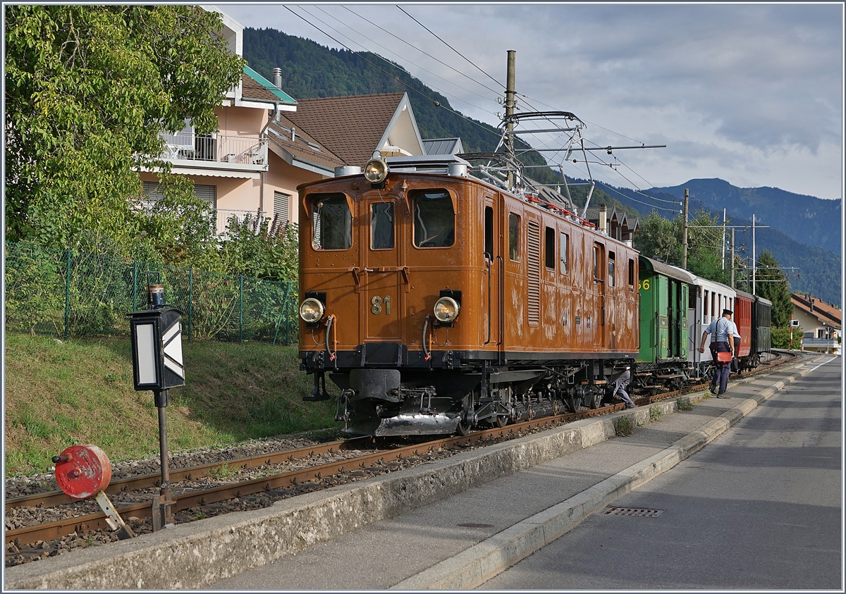 50 Jahre Blonay Chamby - MEGA BERNINA FESTIVAL: Die Blonay-Chamby Bahn BB Ge 4/4 81, von Chaulin gekommen im Einfahrbereich des Bahnhofs von Blonay.
9. Sept. 2018