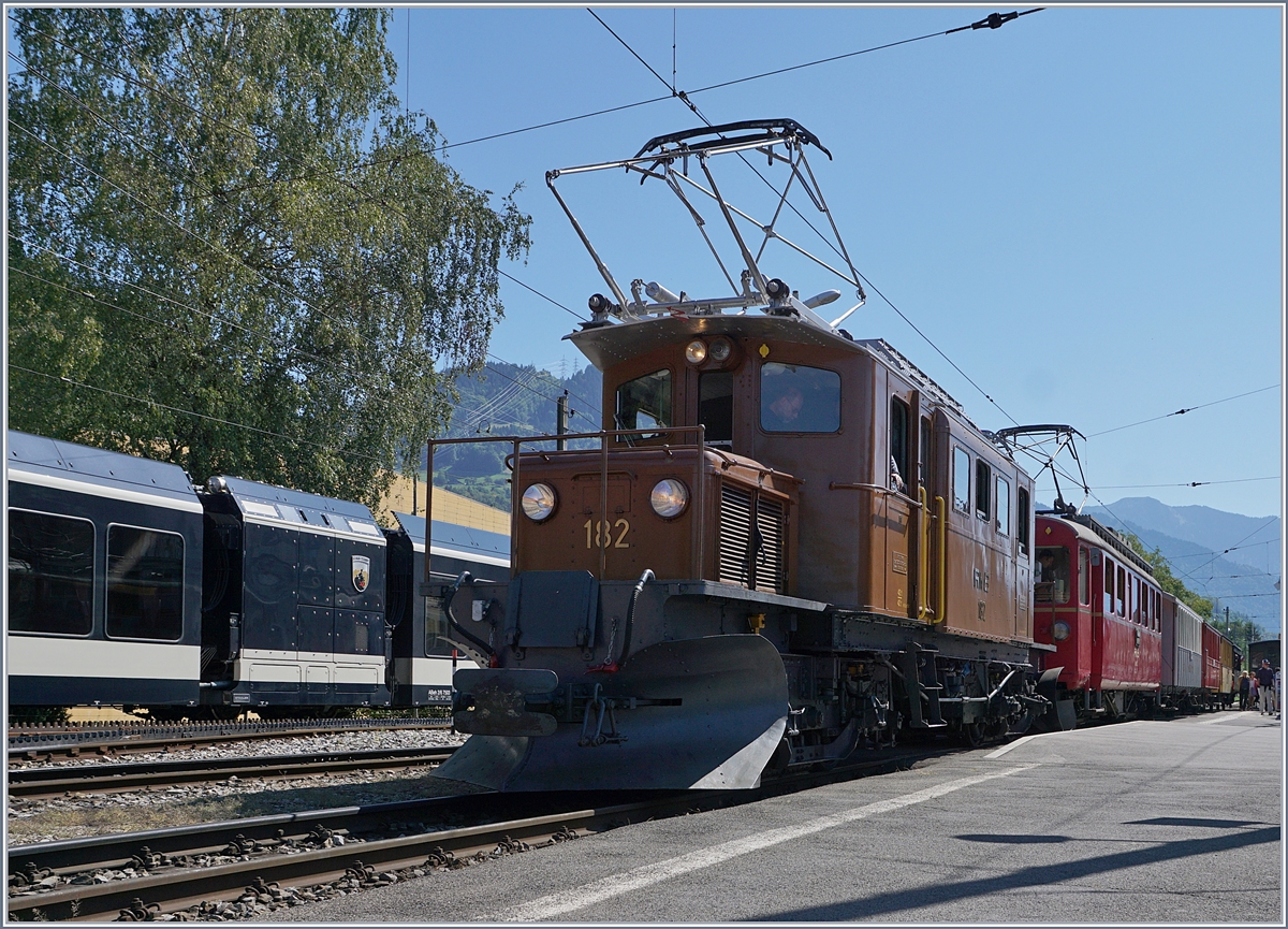 50 Jahre Blonay Chamby - MEGA BERNINA FESTIVAL: das RhB Bernina Bahn Krokodil als Gastlok bei der BC und der Bernina Bahn ABe 4/4 35 bei der Abfahrt Richtung Vevey im Bhanhof von Blonay.
9. Sept. 2018