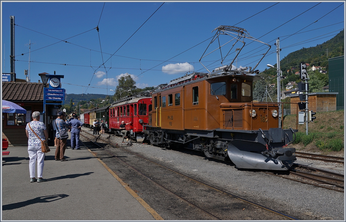 50 Jahre Blonay Chamby - MEGA BERNINA FESTIVAL: Während des B-C Bernina Festival verkehrte am Sonntag einige Züge der BC bis nach Vevey, 
Das Bild zeigt den von Vevey in Blonay eingetroffen Zug kurz vor der Weiterfahret nach Chaulin, mit der Ge 4/4 182 und dem RhB ABe 4/4 35 an Spizte. 


9. Sept. 2018